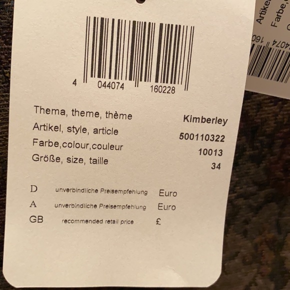 I am selling a blazer. - Picture 6 of 7